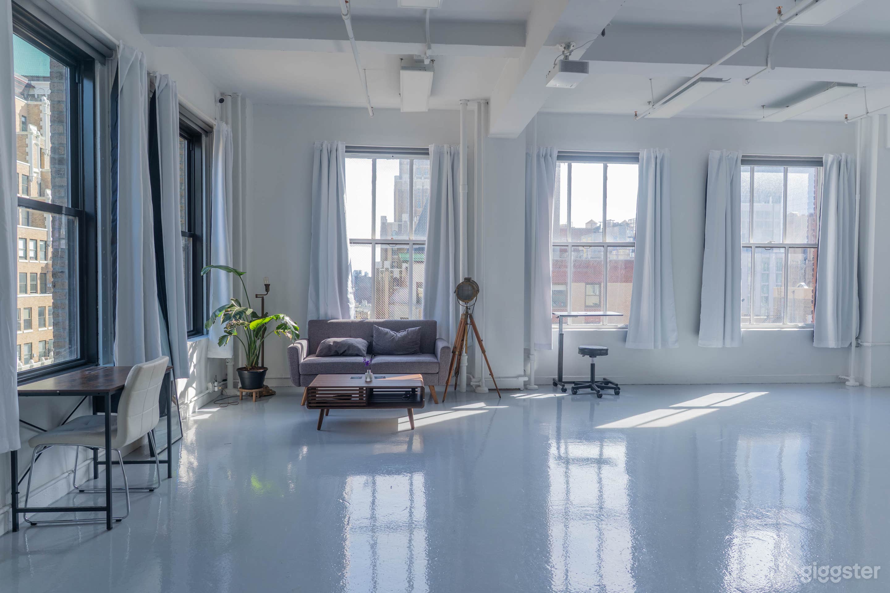 STUDIO WITH ICONIC CITY VIEWS  Photo 4