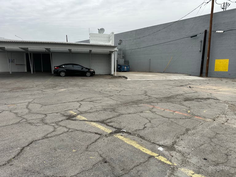  STAND ALONE WAREHOUSE FOR SHOOTING WITH PRIVATE PARKING! 