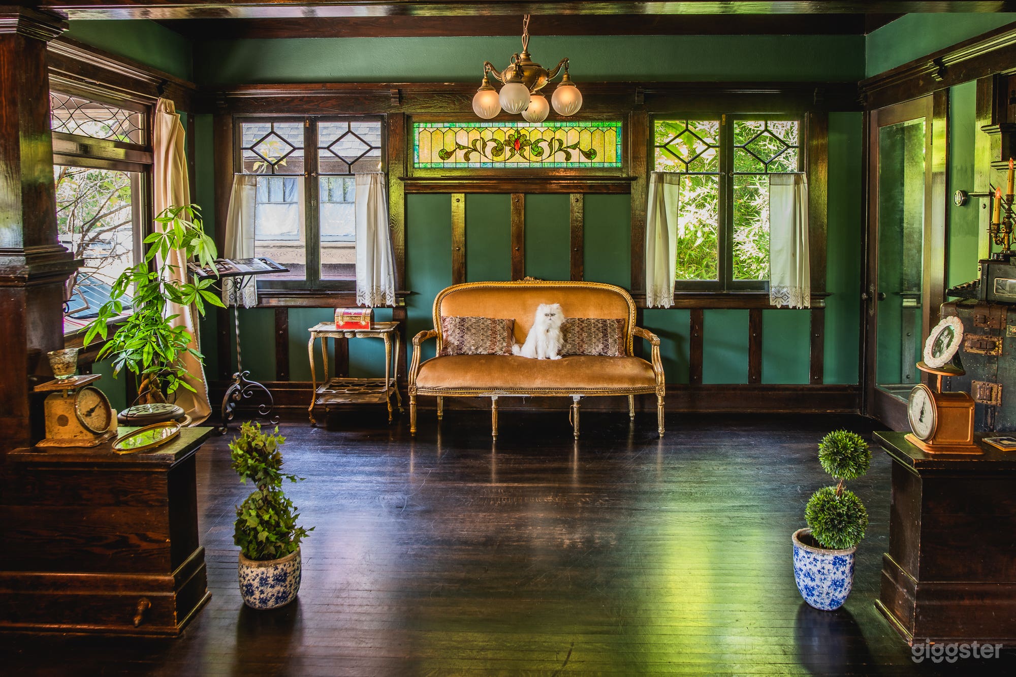 Gorgeous 1909 historic craftsman/ victorian home Photo 2