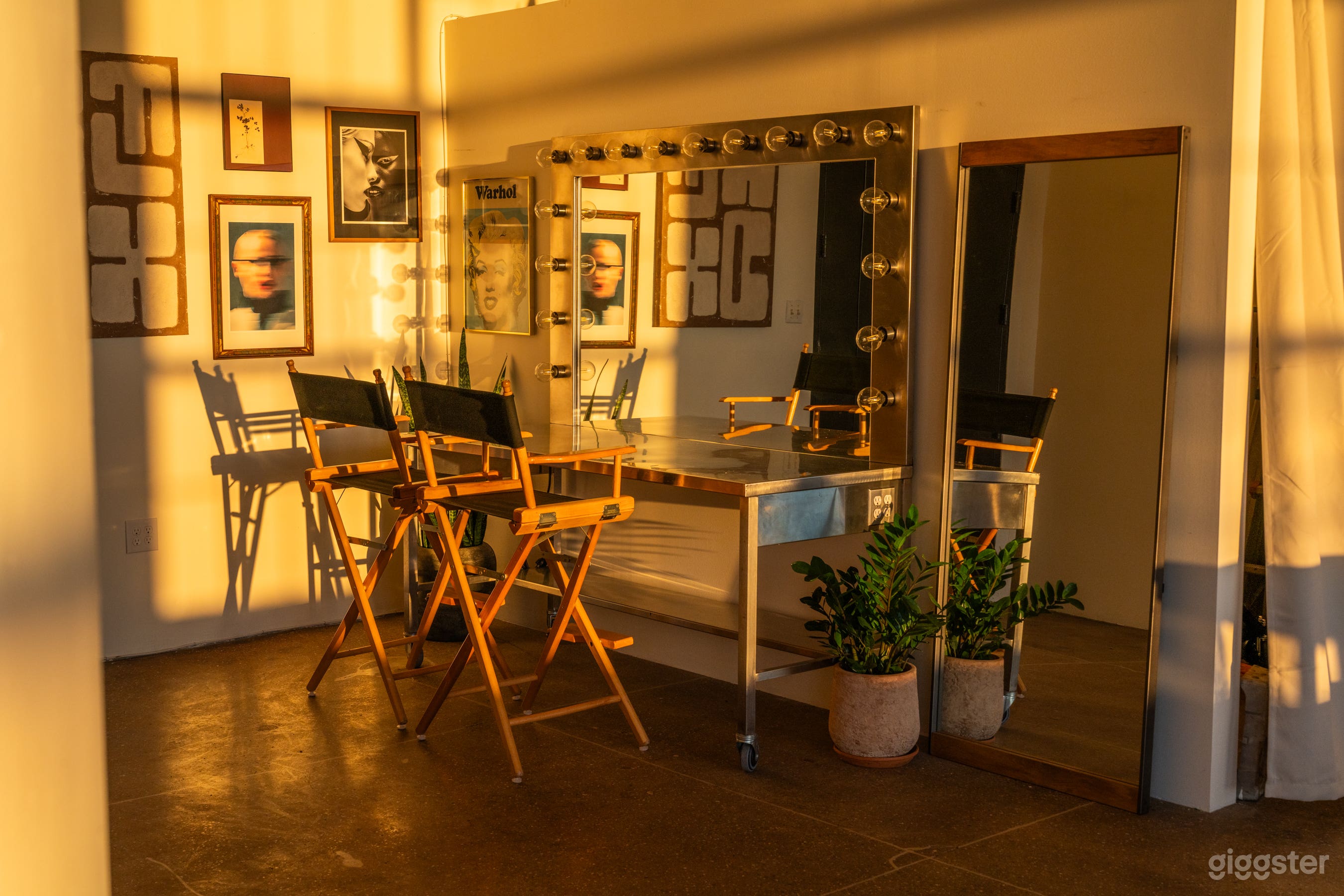 Huge Corner Loft Photo Studio with Designer Bathroom Photo 4