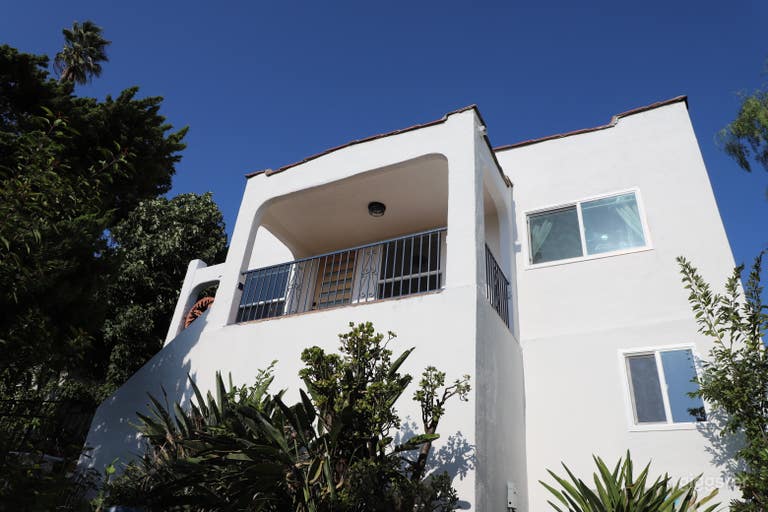  Hilltop Spanish Style House with 360 Views & Pool 