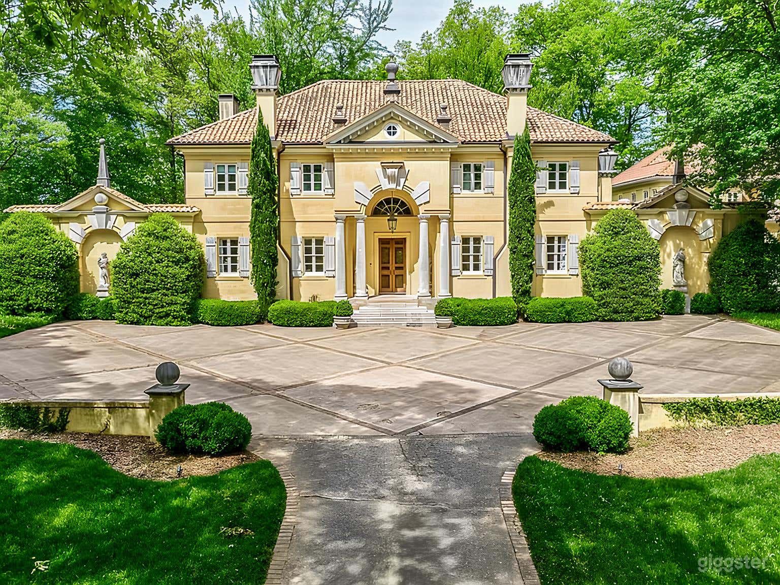 Outstanding Italian-Style Villa Photo 1