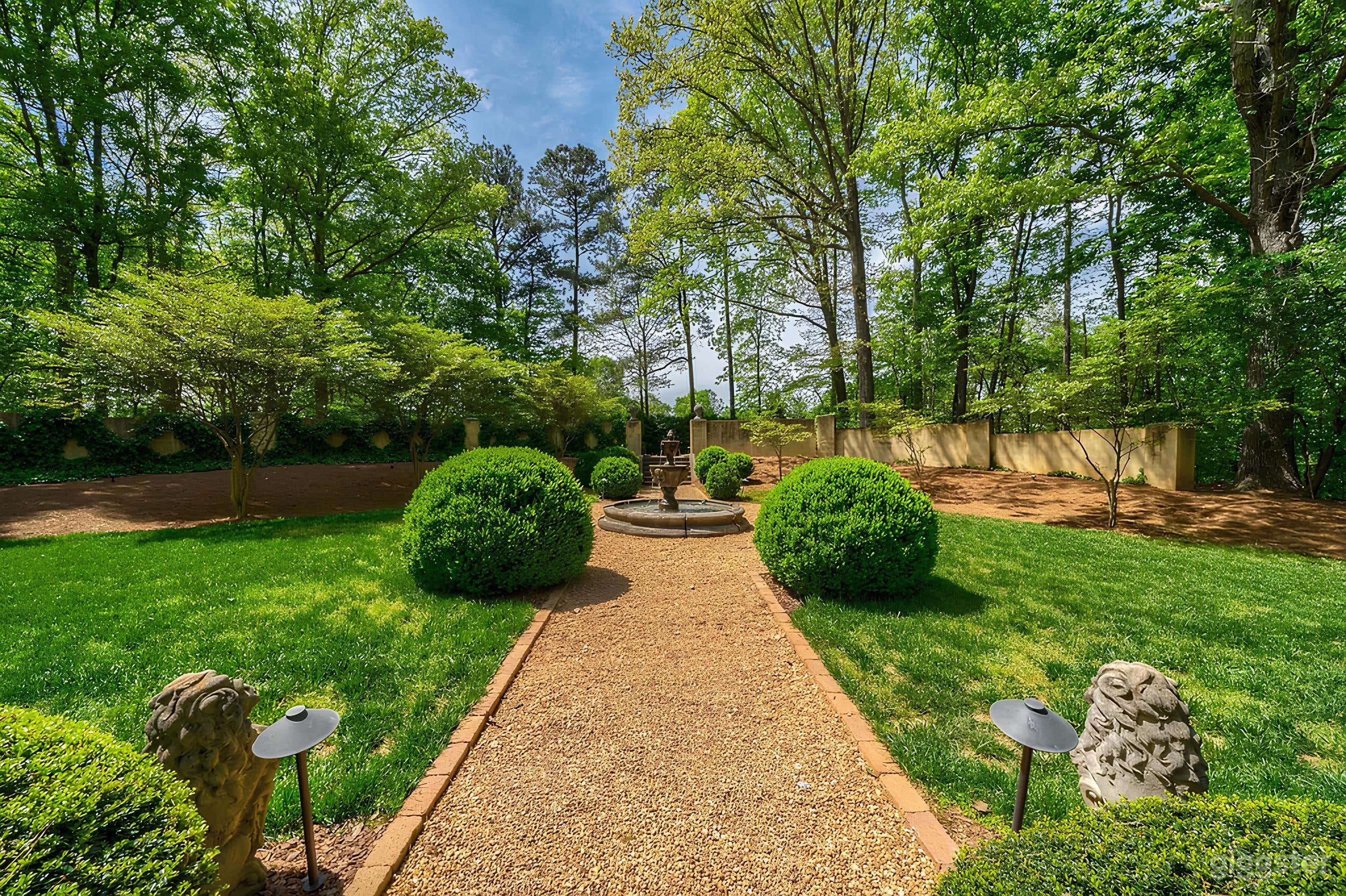 Outstanding Italian-Style Villa Photo 4