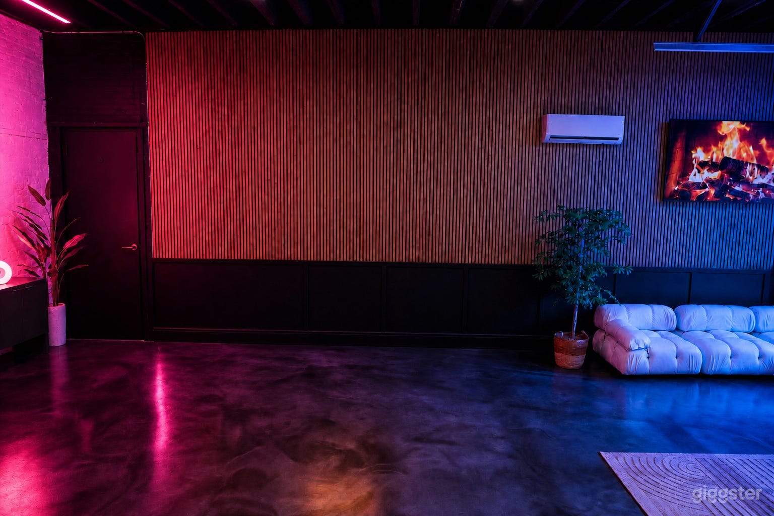 Unique Downtown Event Space 1000 sf Photo 2