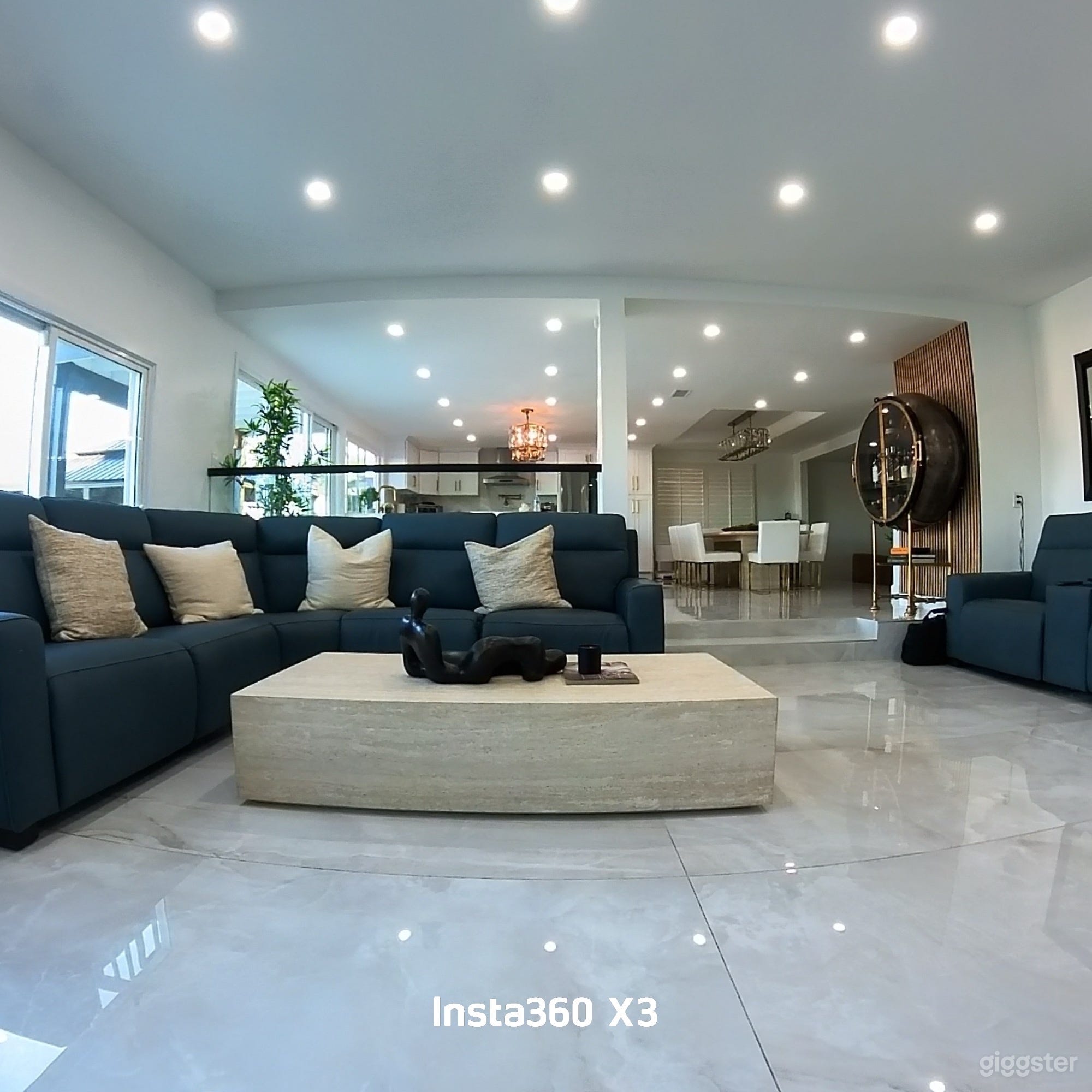 Modern hilltop home with pool Photo 4