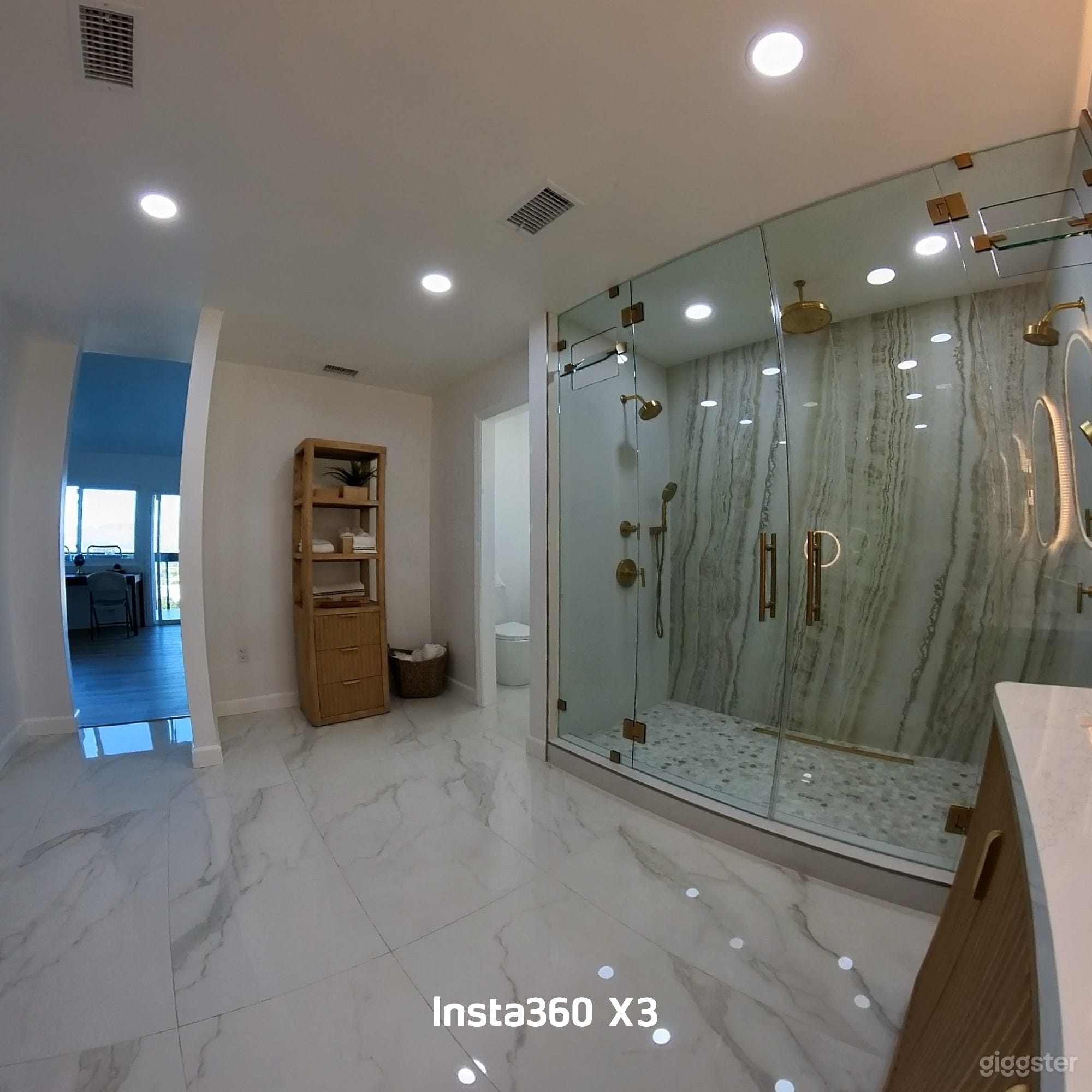 Modern hilltop home with pool Photo 3