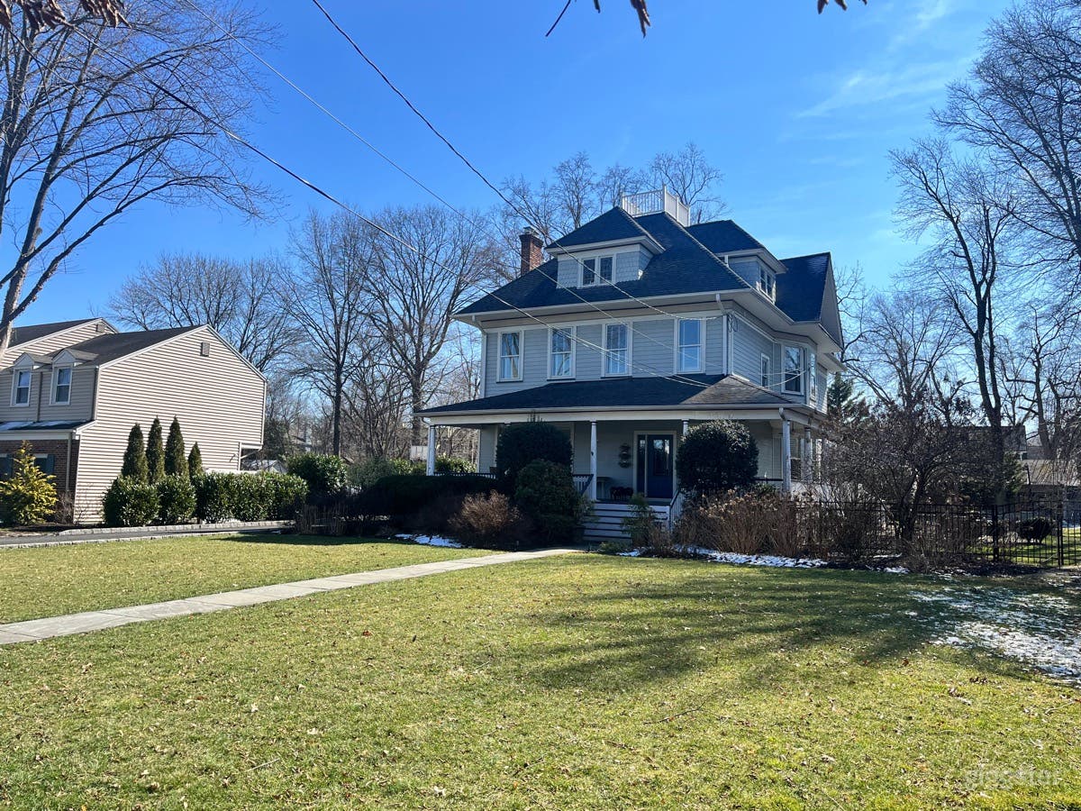 Large suburban home in Cranford, NJ Photo 1