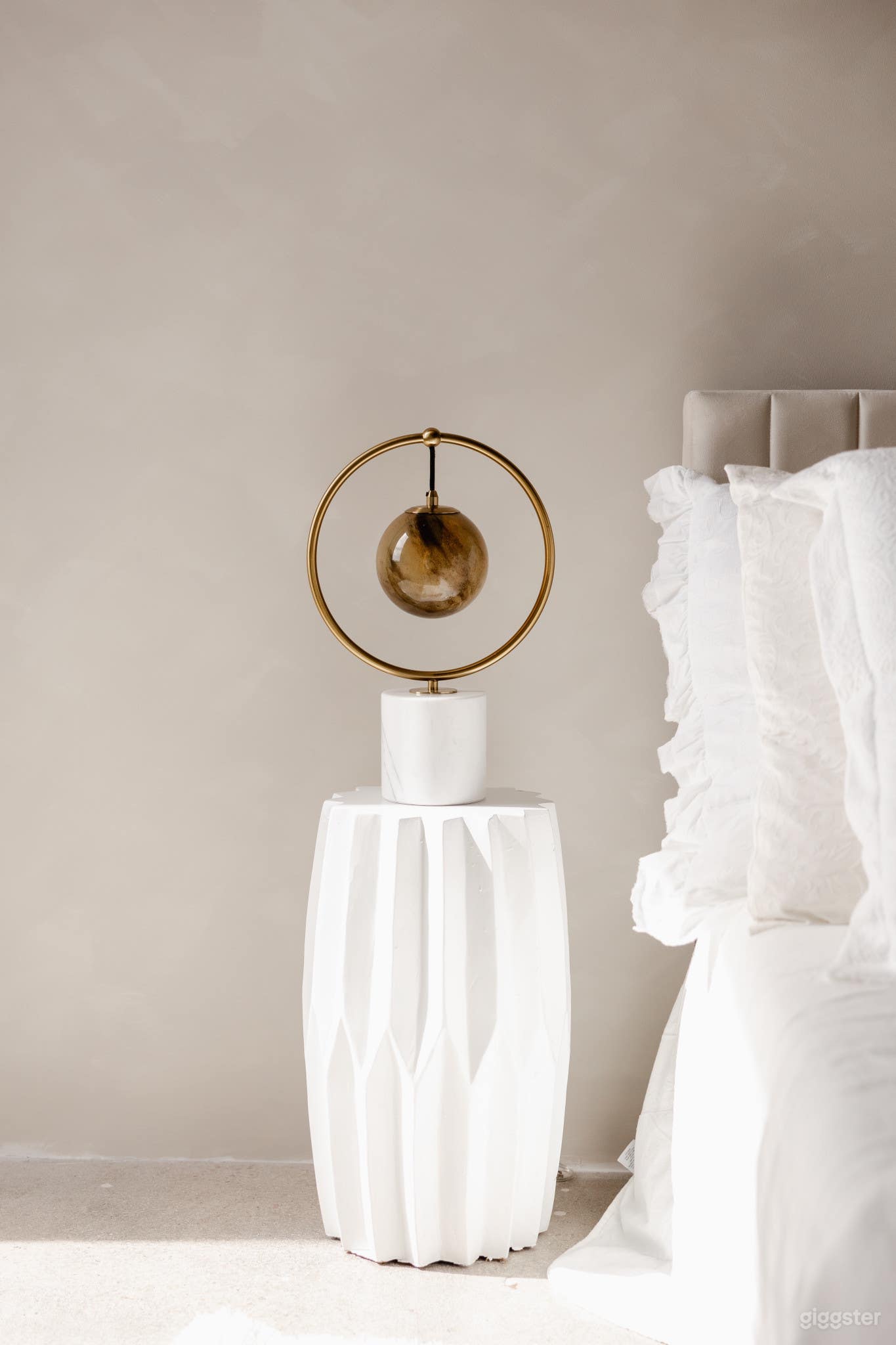 Luna Dreamy white studio room with draped fabric canopy Photo 4