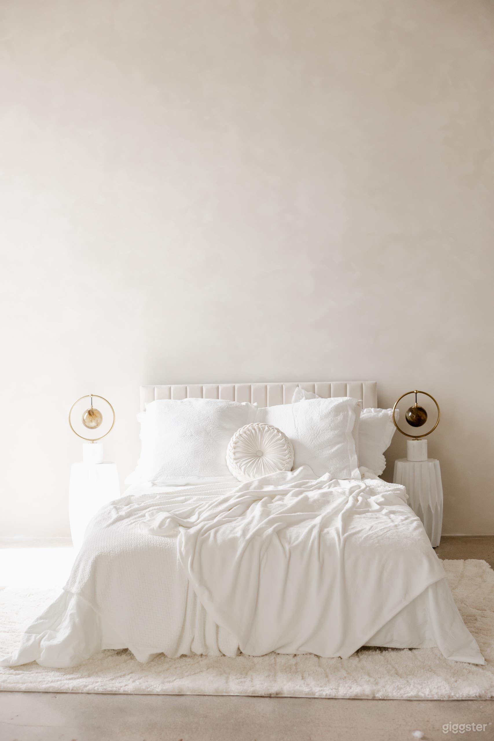 Luna Dreamy white studio room with draped fabric canopy Photo 3