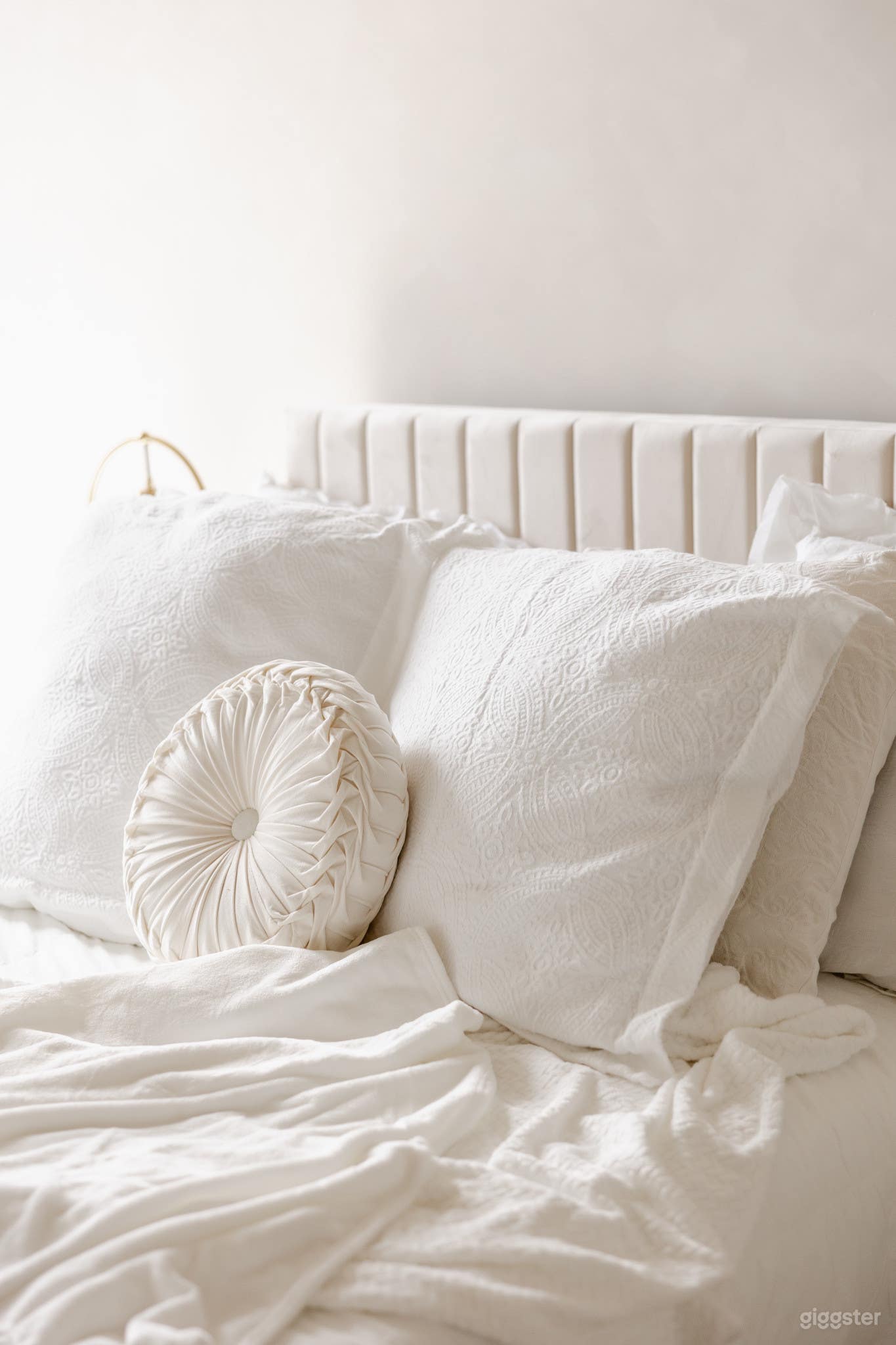 Luna Dreamy white studio room with draped fabric canopy Photo 2