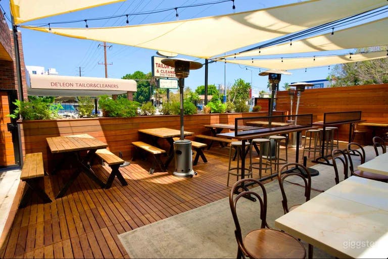  Pizzería Moderna de Barrio con Paredes de Ladrillo, Bar y Exterior 
