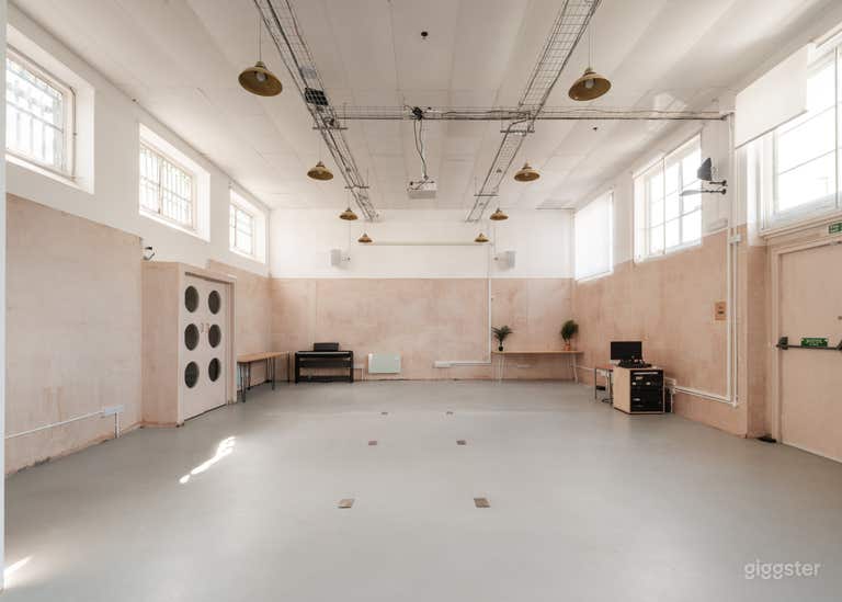  Minimalist, AV-ready Hall for Conferences, Film & Events 