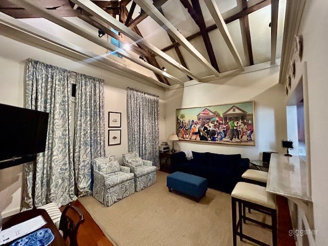 Exposed Beams Stand-Alone 1 Bedroom Unit B Photo 1