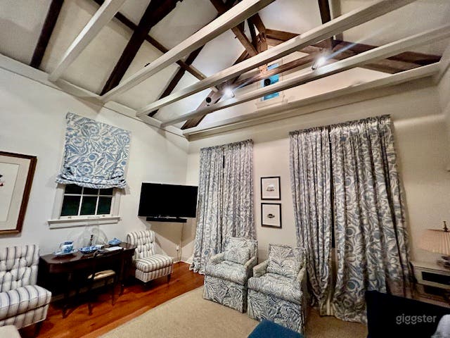 Exposed Beams Stand-Alone 1 Bedroom Unit B 