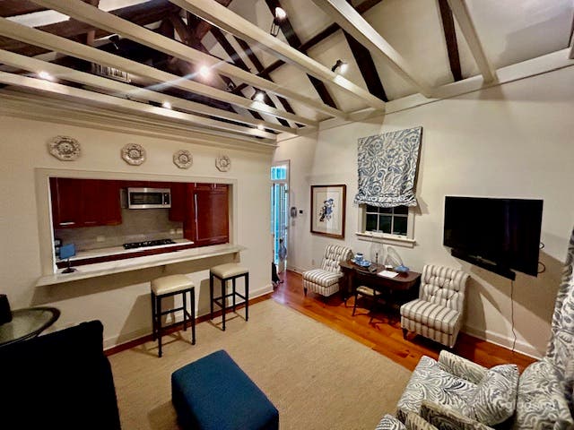  Exposed Beams Stand-Alone 1 Bedroom Unit B 