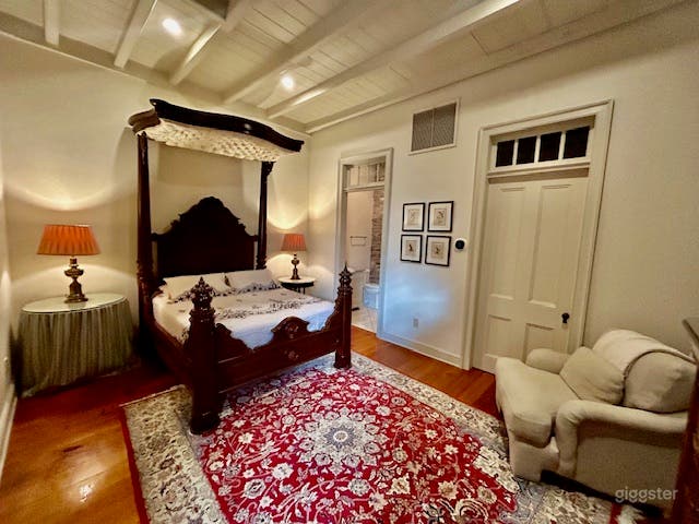 Exposed Beams Stand-Alone 1 Bedroom Unit B Photo 4