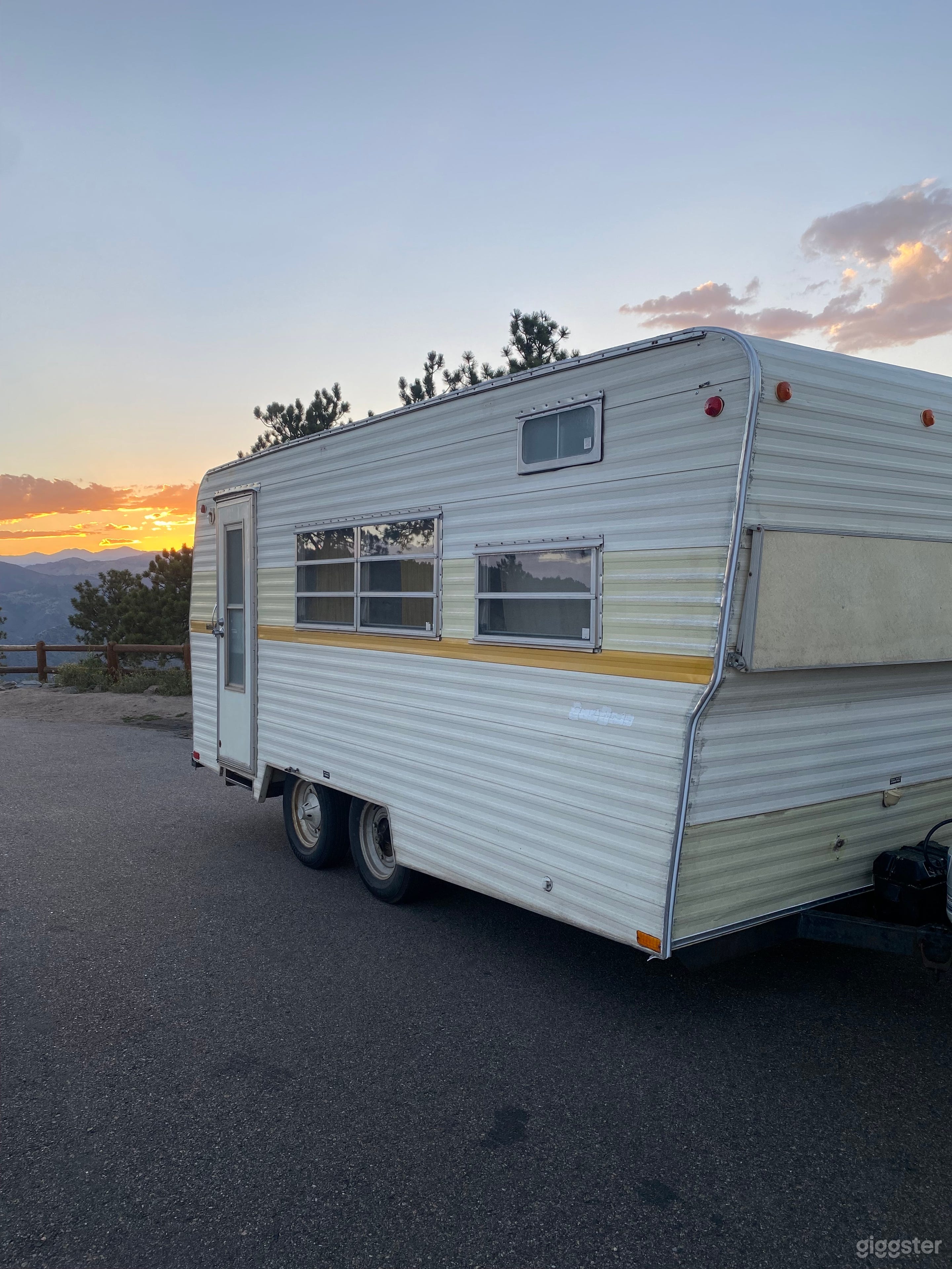 Vintage 1975 Retro Travel Trailer Camper Photo 2