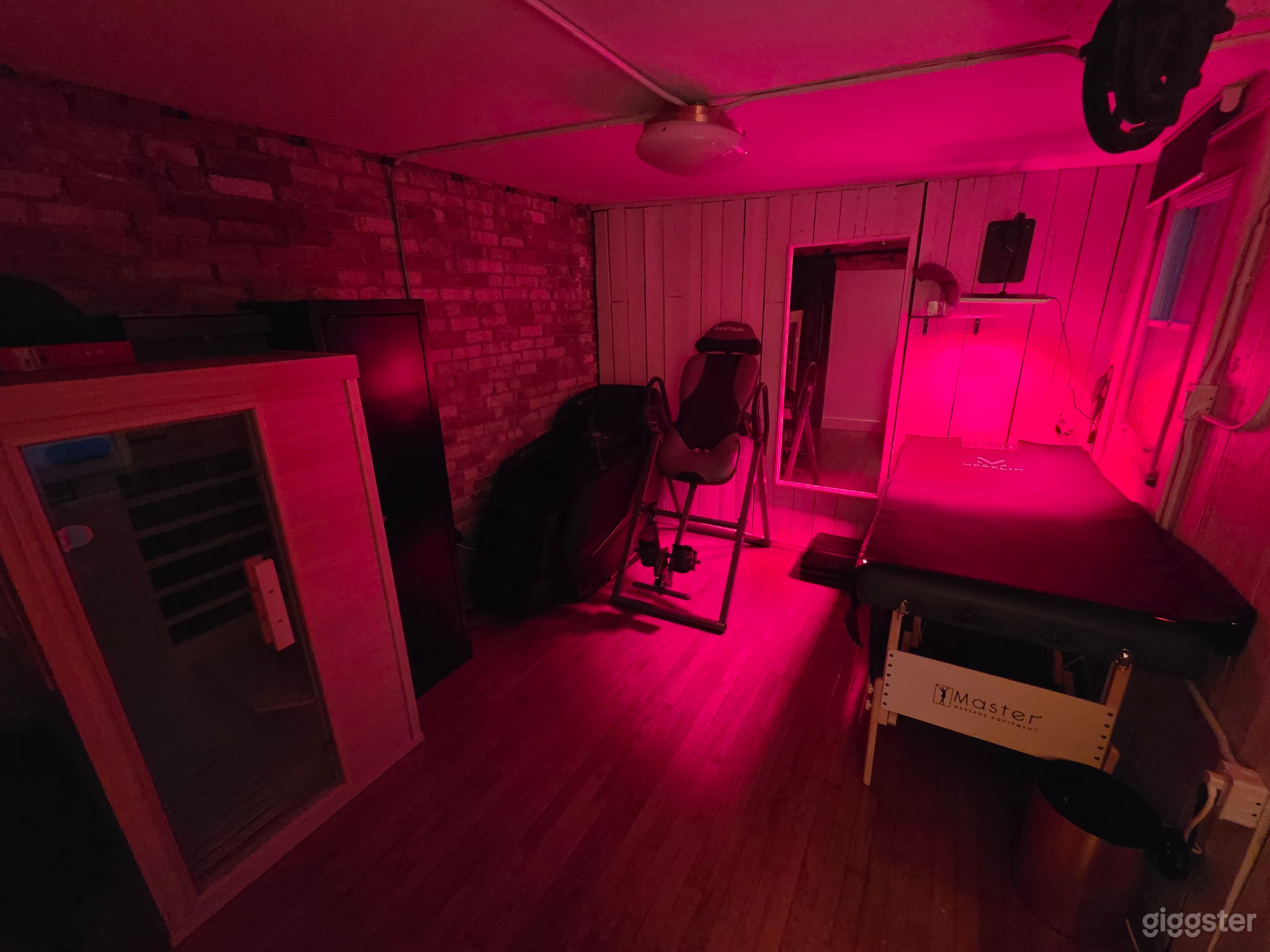 Wellness Room on a Rooftop with Red Light Therapy, Massage.. Photo 3