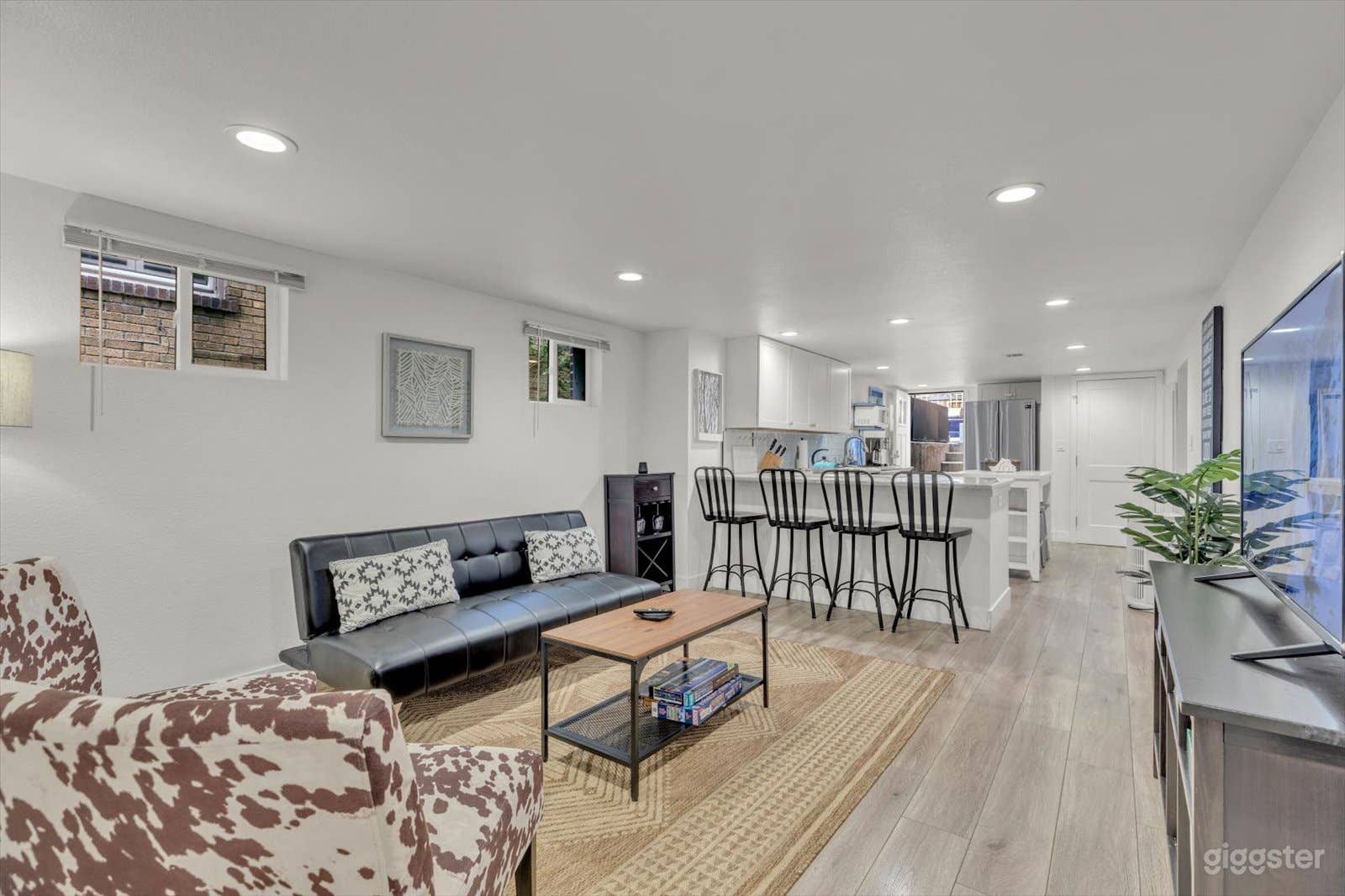 Charming Modern Apartment Photo 2