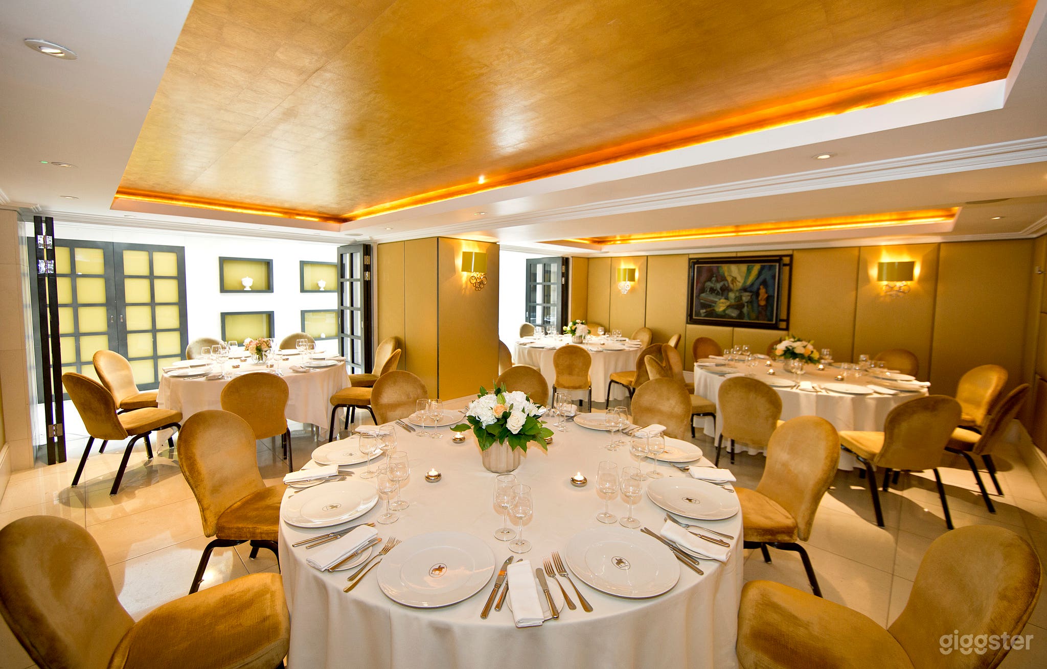 Suite with Gold Leather Wallpaper and Glass Roof in London  Photo 1