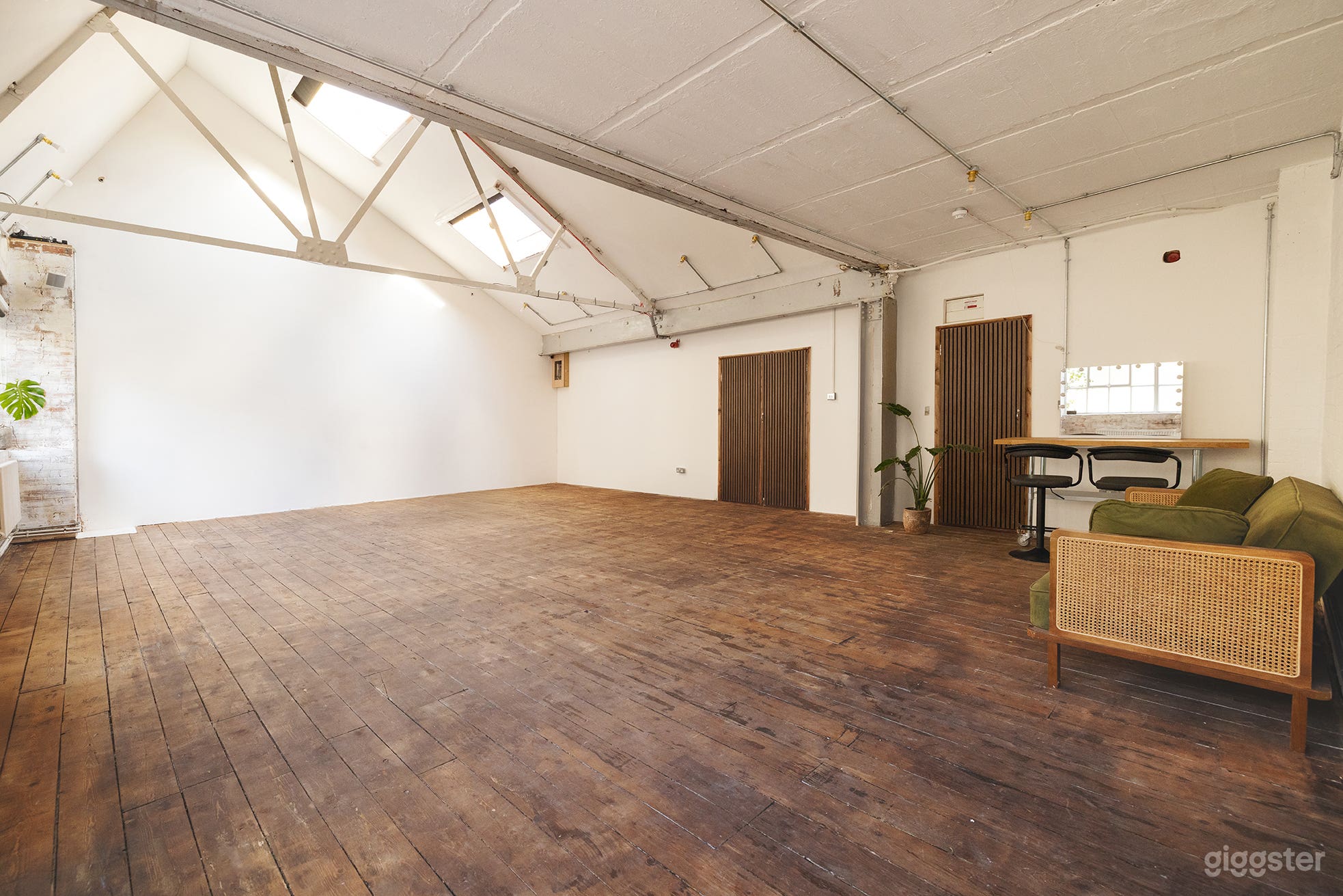 Daylight Warehouse studio with wooden floor. Photo 4