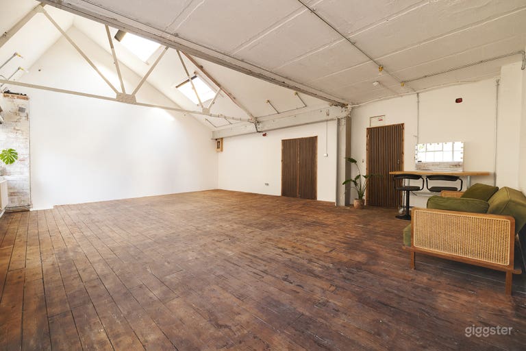  Daylight Warehouse studio with wooden floor. 