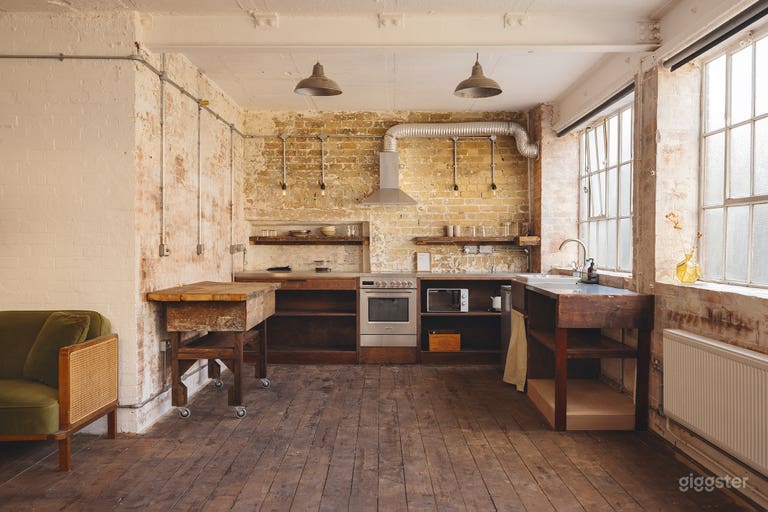  Daylight Warehouse studio with wooden floor. 