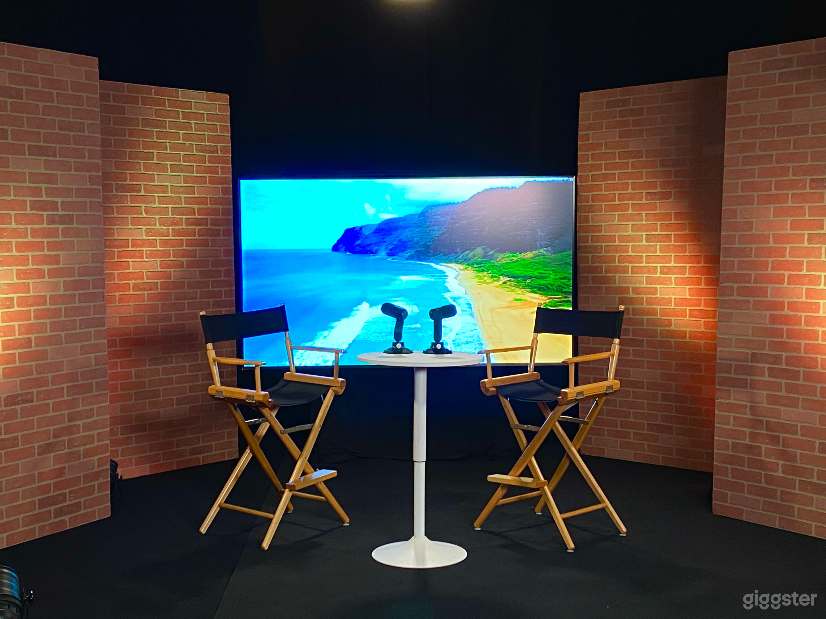 Podcast Studio, Soundproof, Pre-lit Set Photo 4