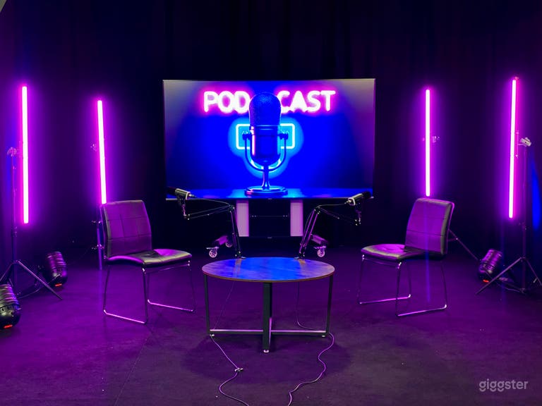  Podcast Studio, Soundproof, Pre-lit Set 