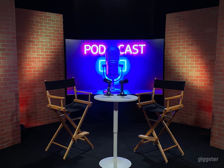  Podcast Studio, Soundproof, Pre-lit Set 