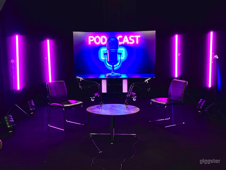  Podcast Studio, Soundproof, Pre-lit Set 