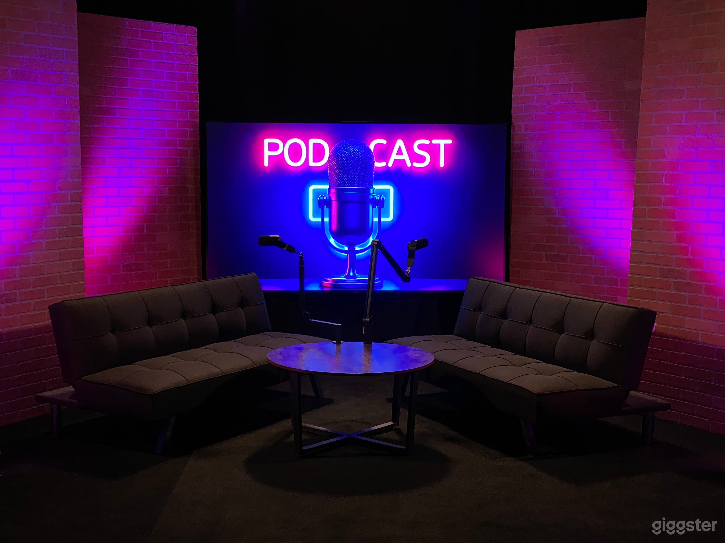 Podcast Studio, Soundproof, Pre-lit Set Photo 1