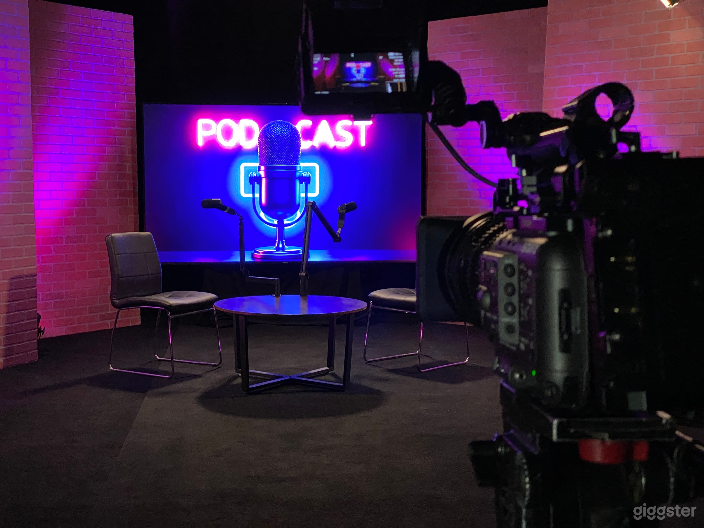 Podcast Studio, Soundproof, Pre-lit Set Photo 3