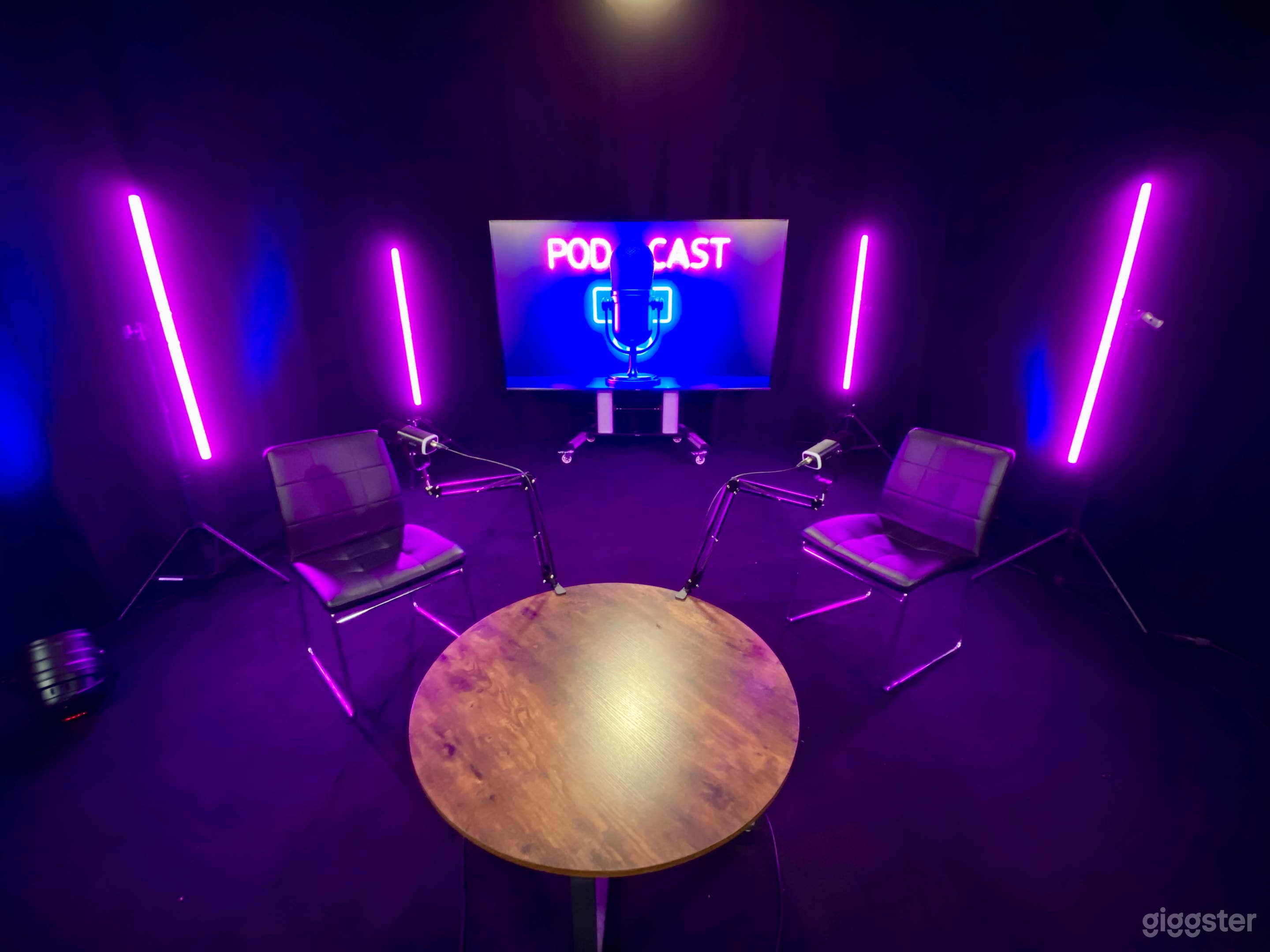 Podcast Studio, Soundproof, Pre-lit Set Photo 4