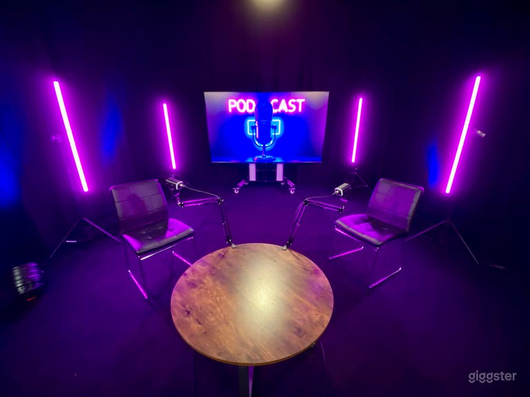  Podcast Studio, Soundproof, Pre-lit Set 