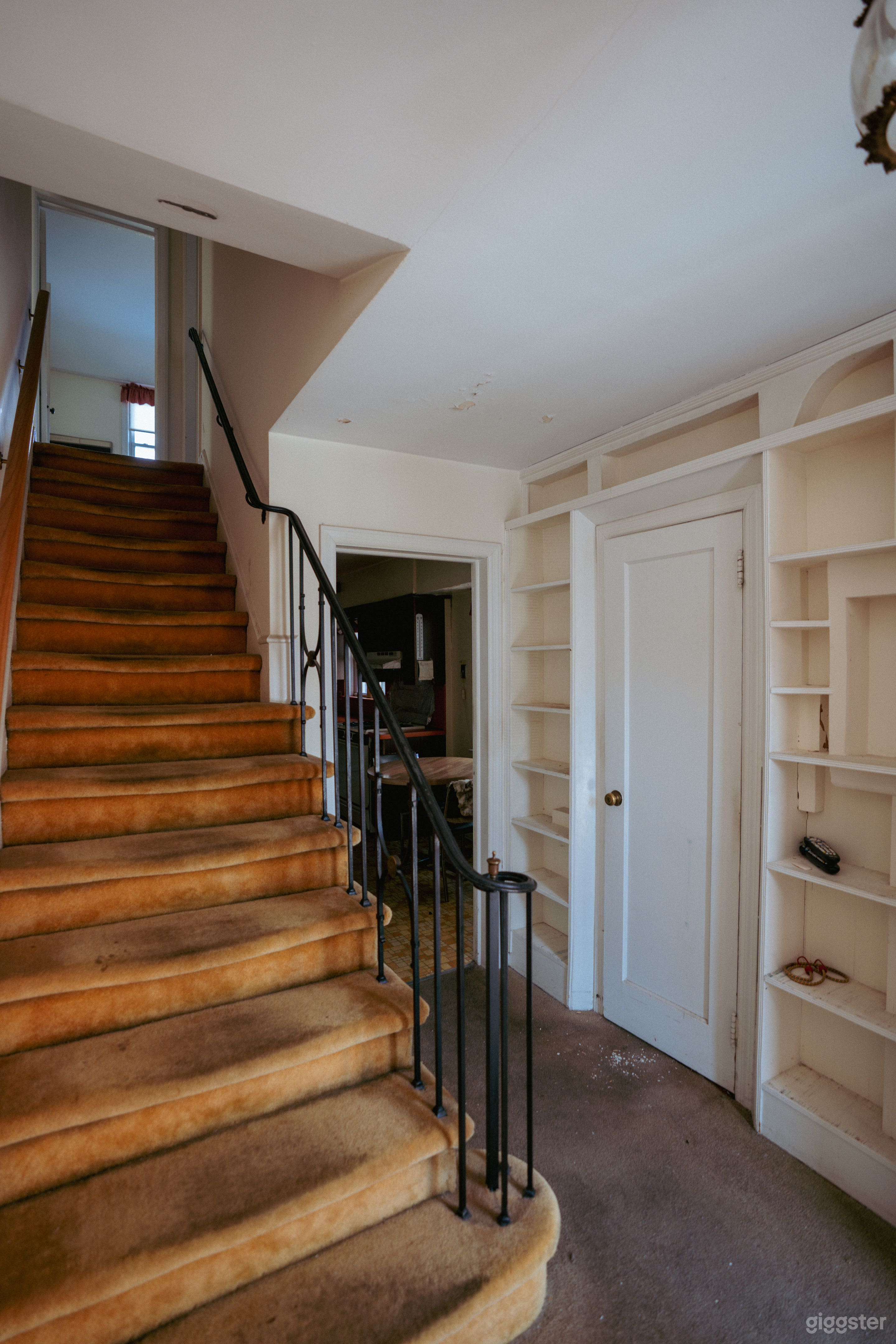 Retro Suburban Home with a Backyard and Cream Colored Walls Photo 4