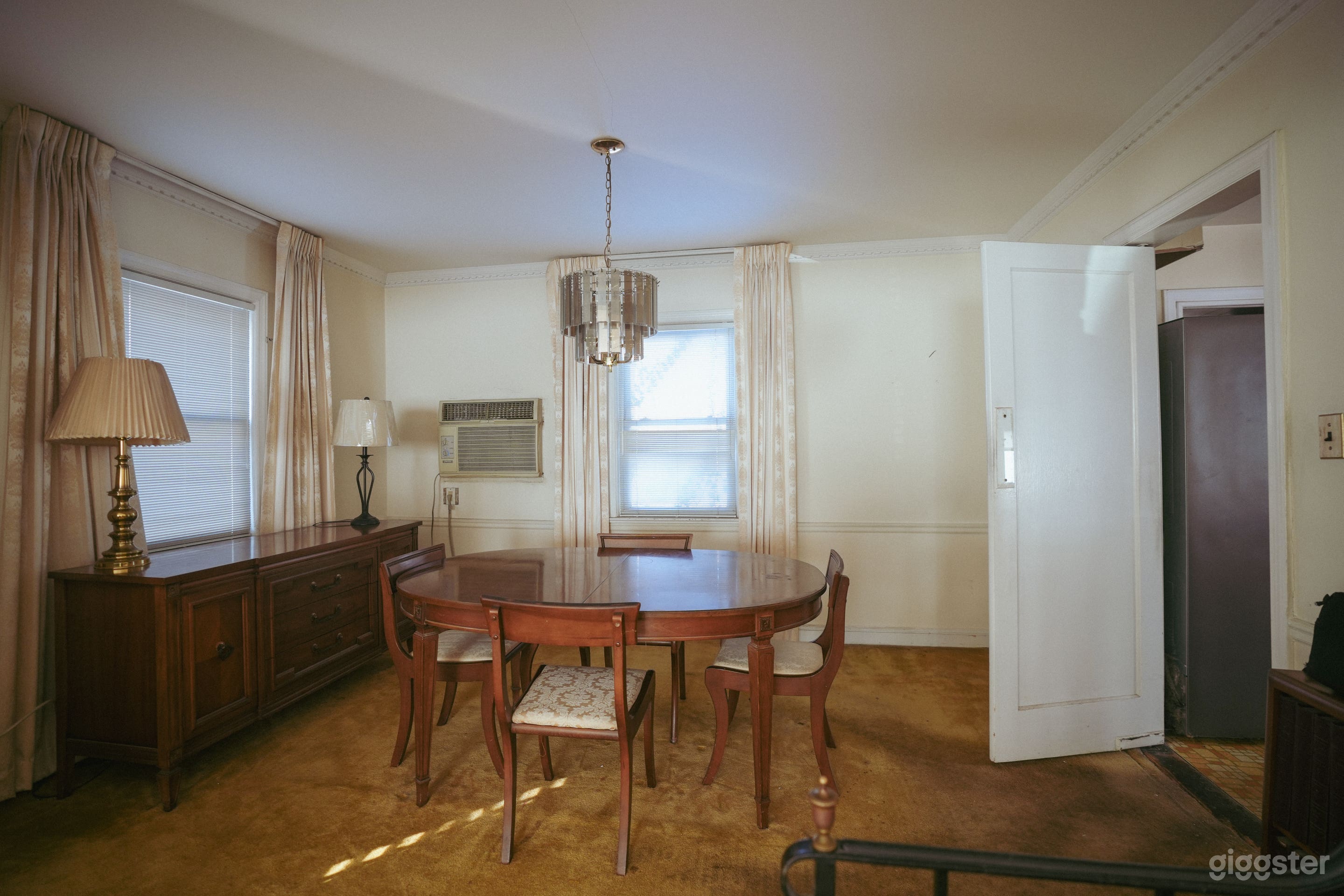 Retro Suburban Home with a Backyard and Cream Colored Walls Photo 3