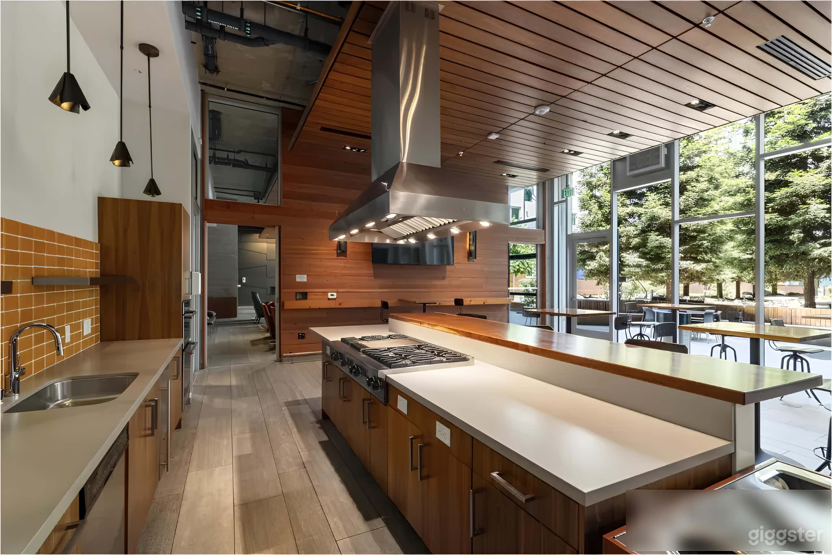 Modern, luxurious lounge with kitchen access Photo 4