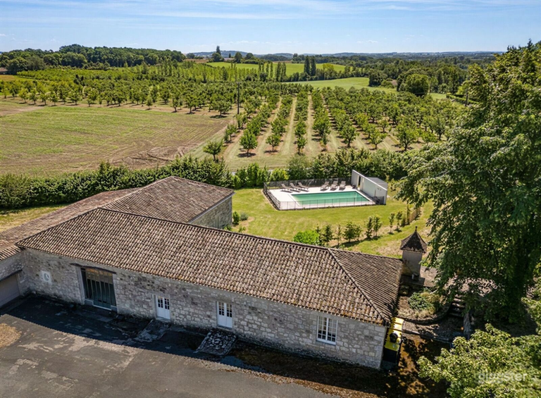  Château français du XVIIe siècle et écuries modernisées 