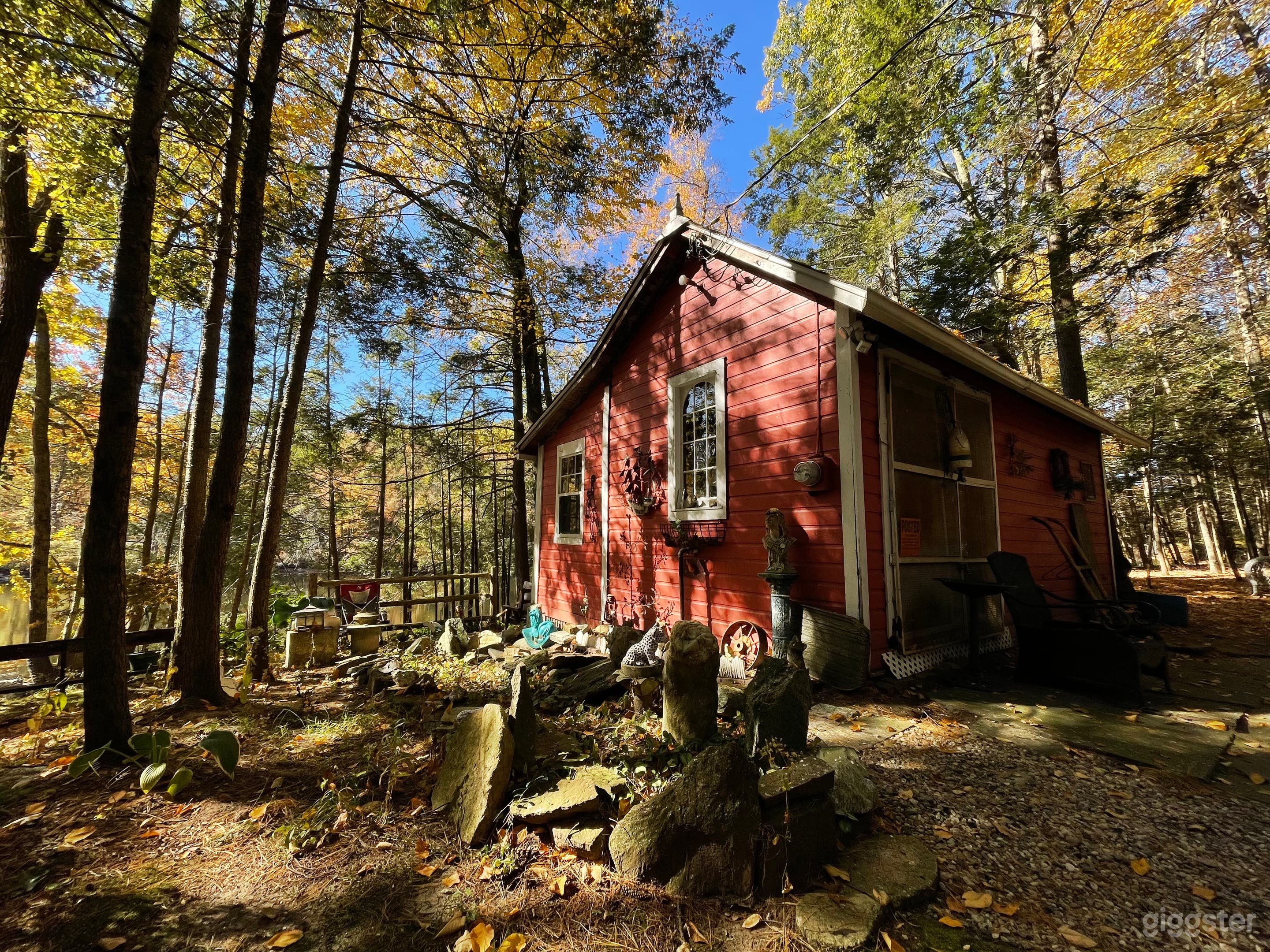 New England-Style Cabin On The River Photo 2