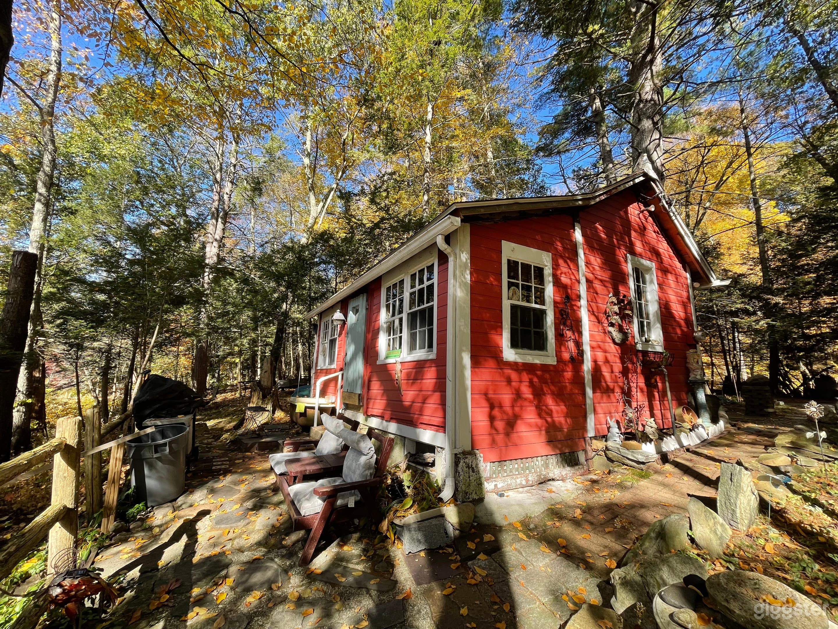 New England-Style Cabin On The River Photo 3