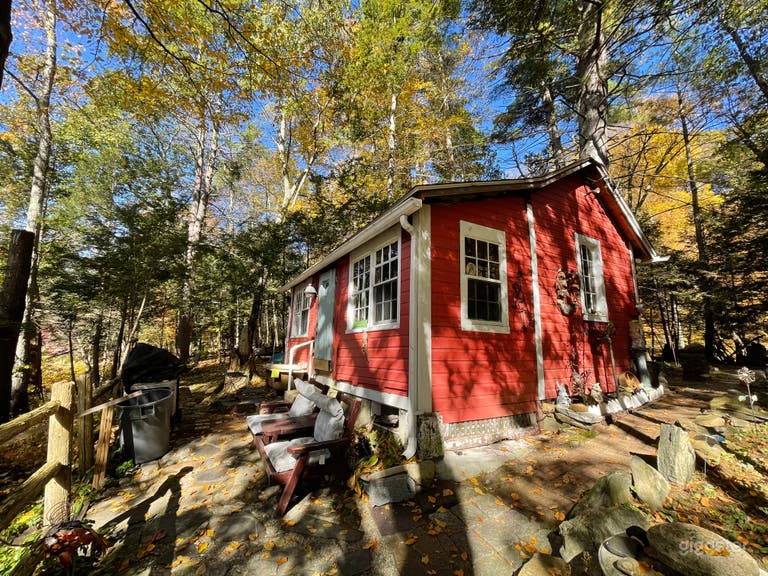  New England-Style Cabin On The River 