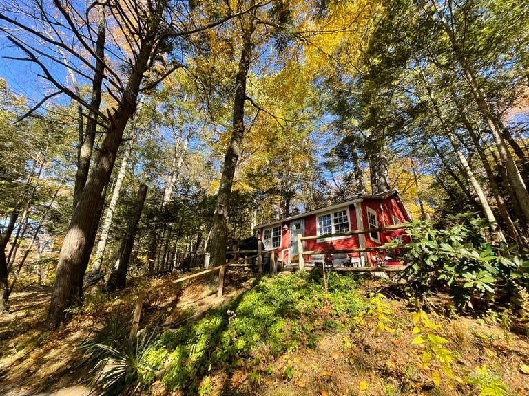  New England-Style Cabin On The River 