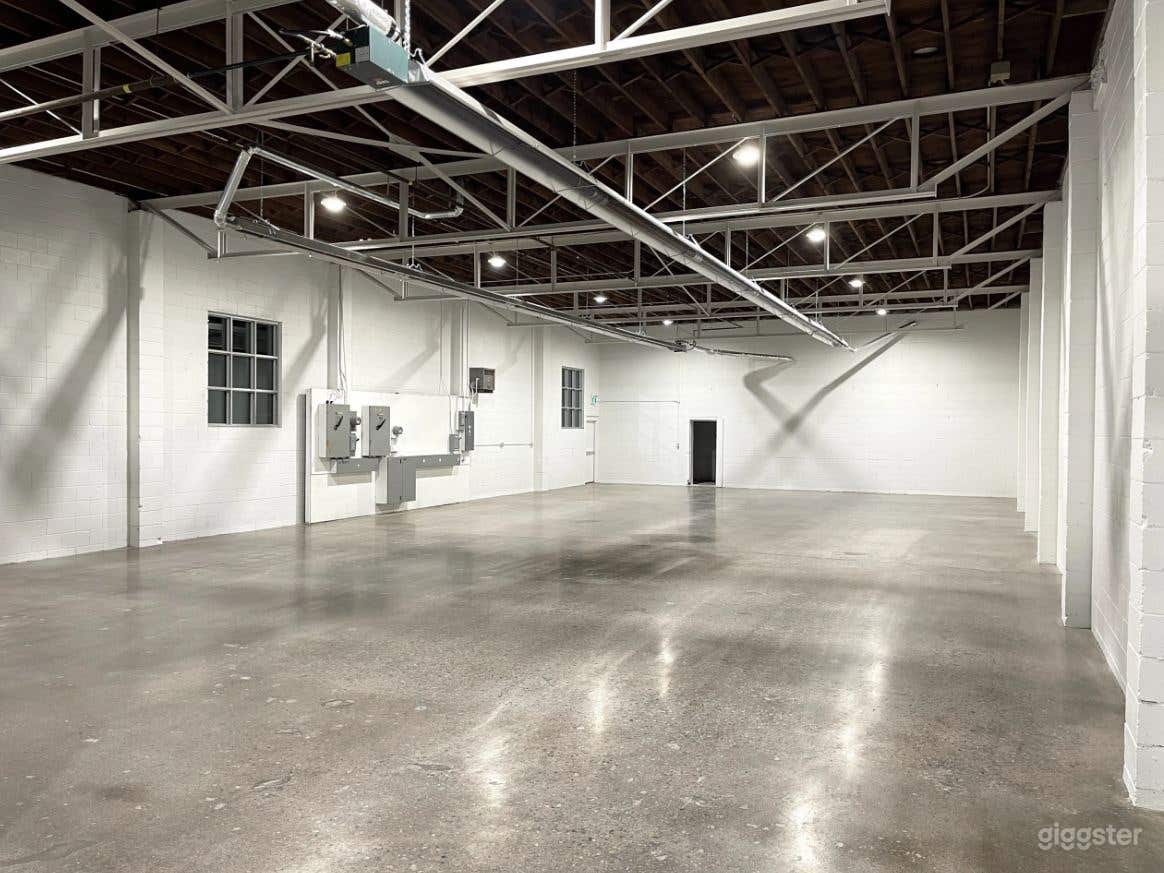 STUDIO B 80′ x 40 Photo 1