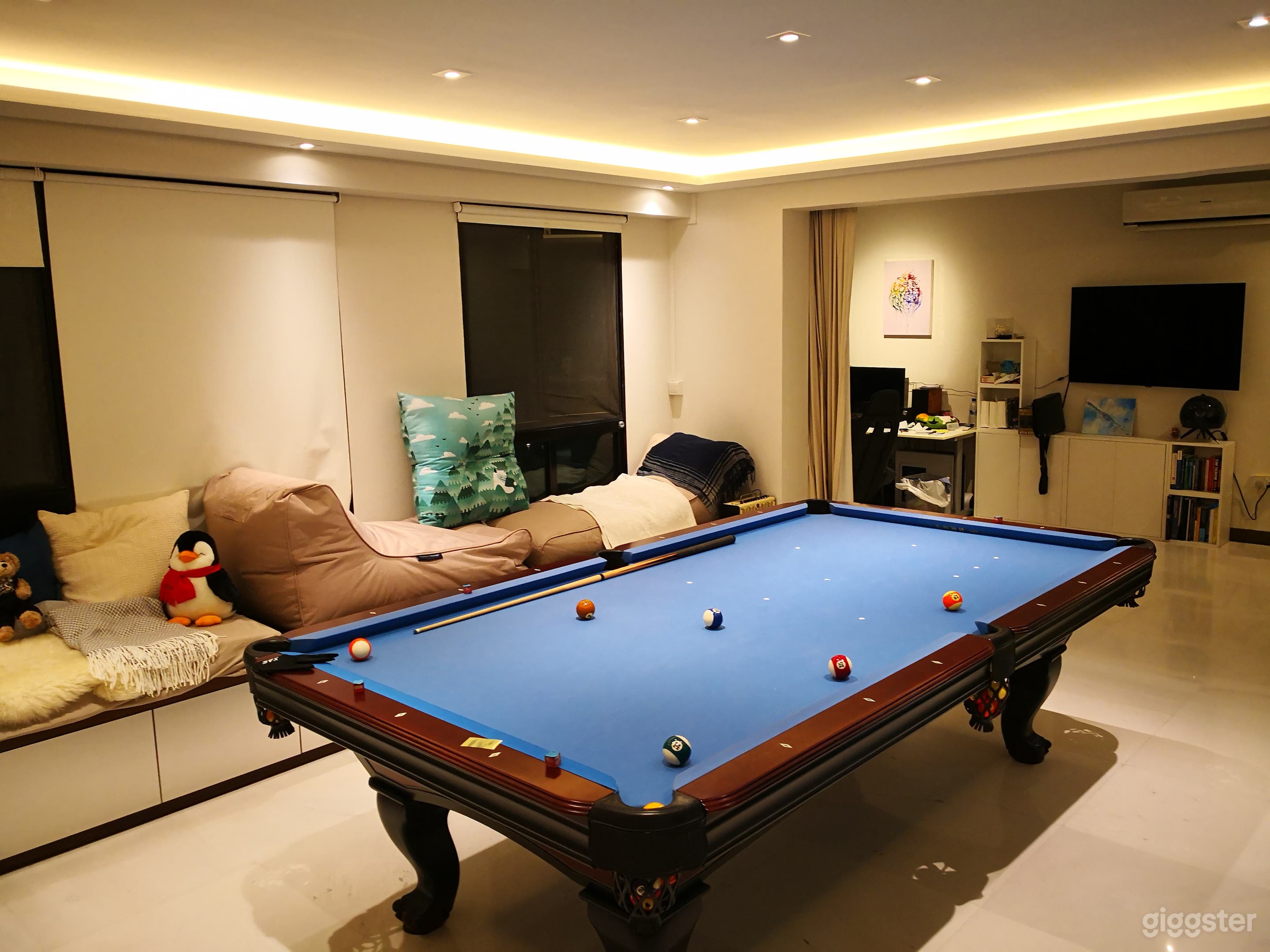 Large Dining/Pool Table in 5-rm HDB Photo 3