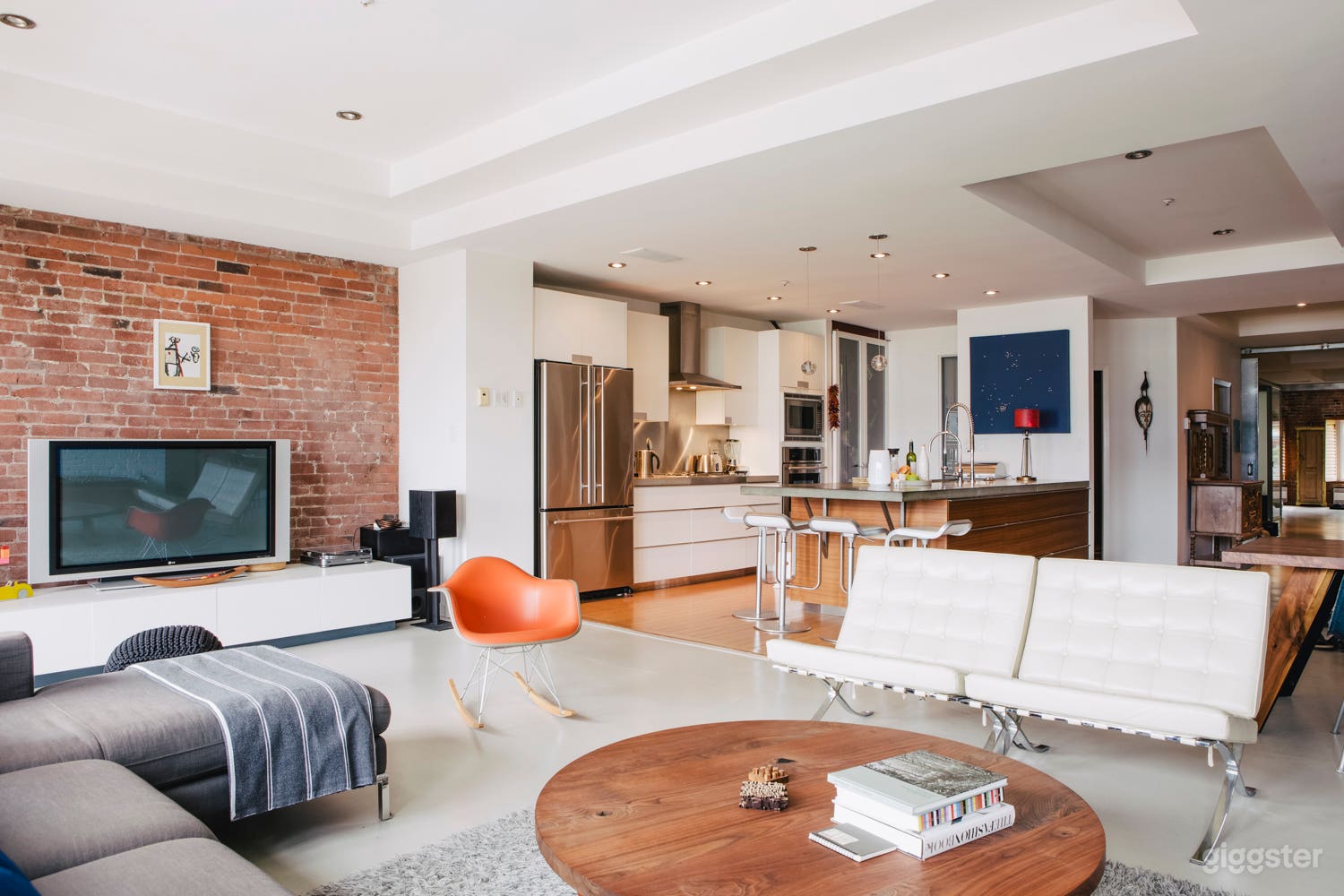 Living room toward kitchen, South East.
