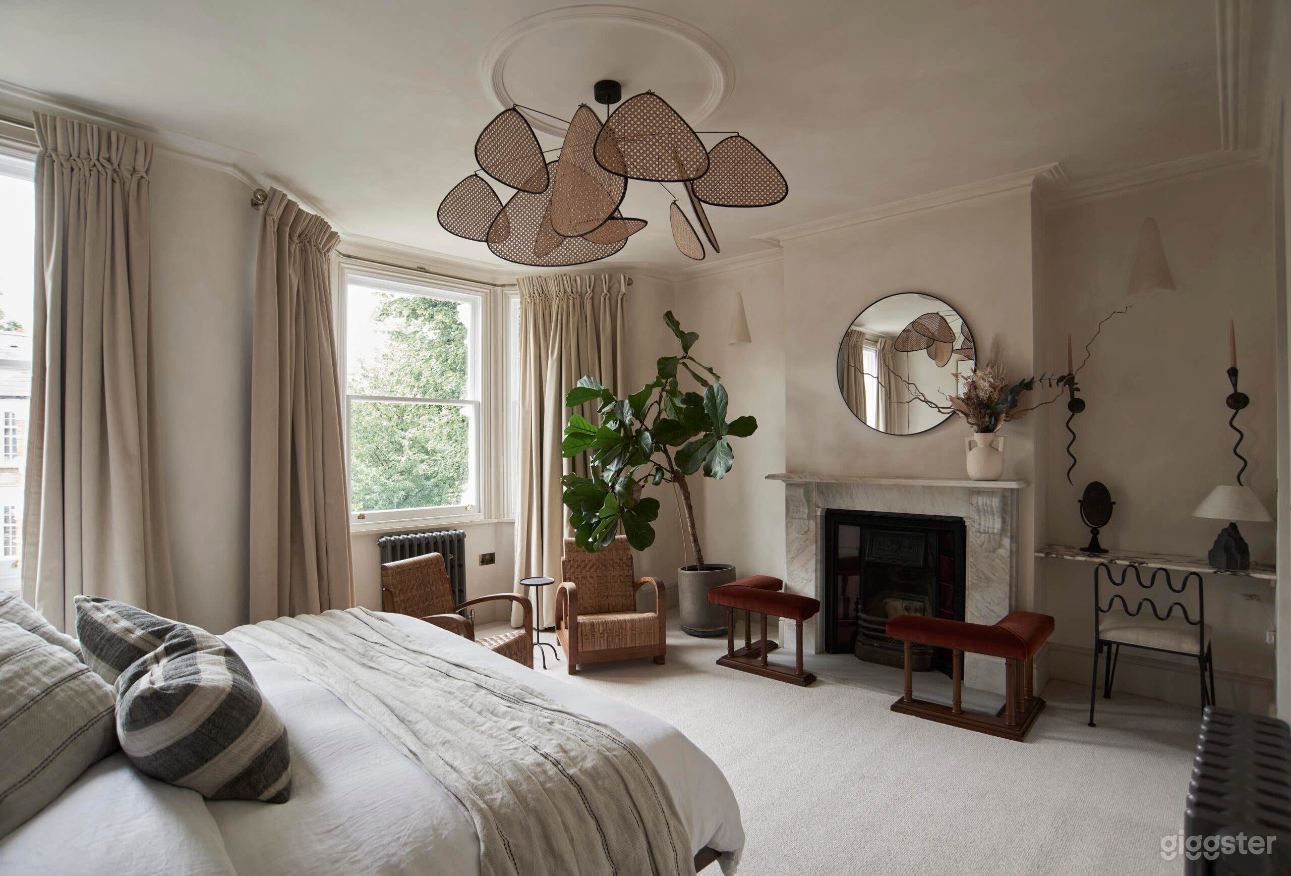 Architectural Victorian Villa with Roman-Inspired Features Photo 4