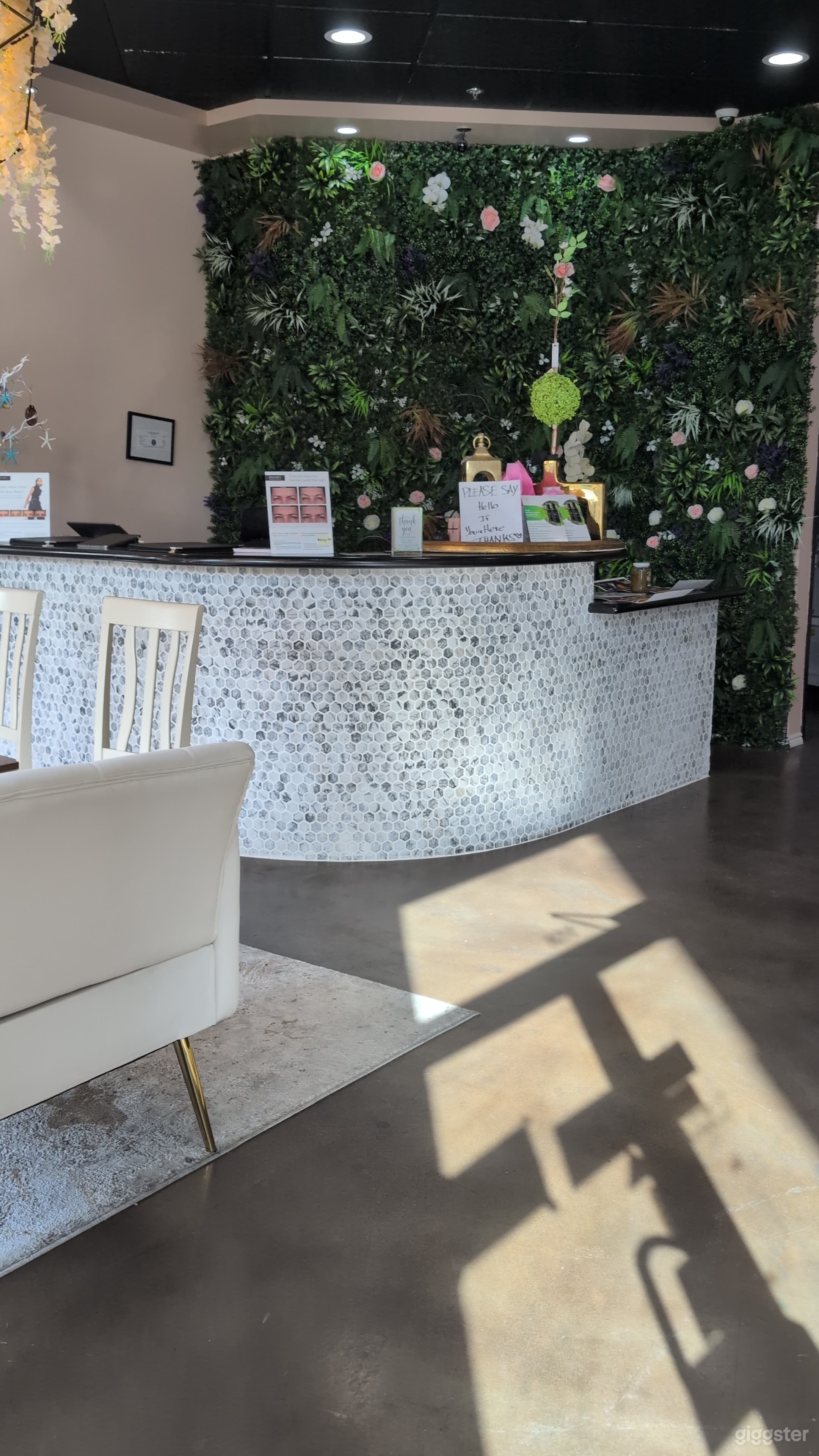 Cozy & Modern Workspace in Prime Location Photo 3