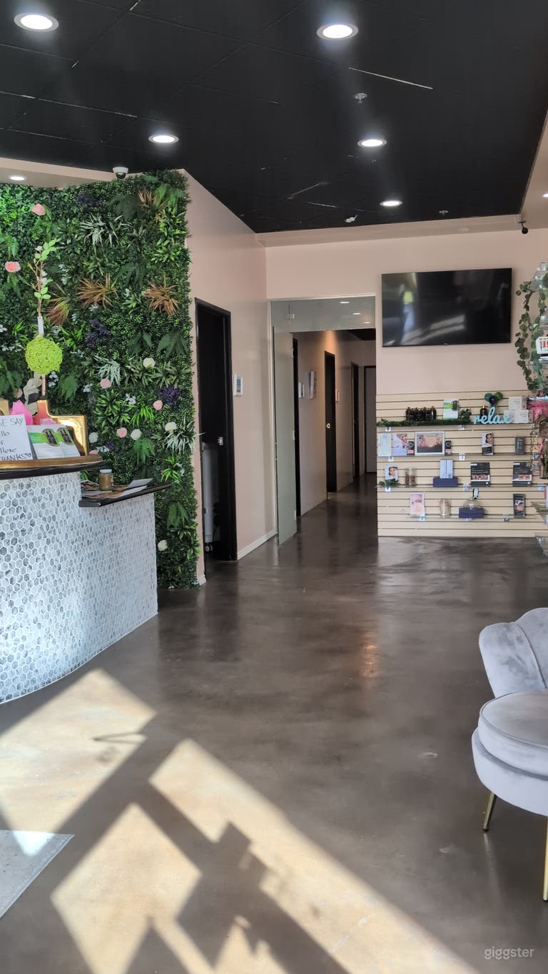  Cozy & Modern Workspace in Prime Location 