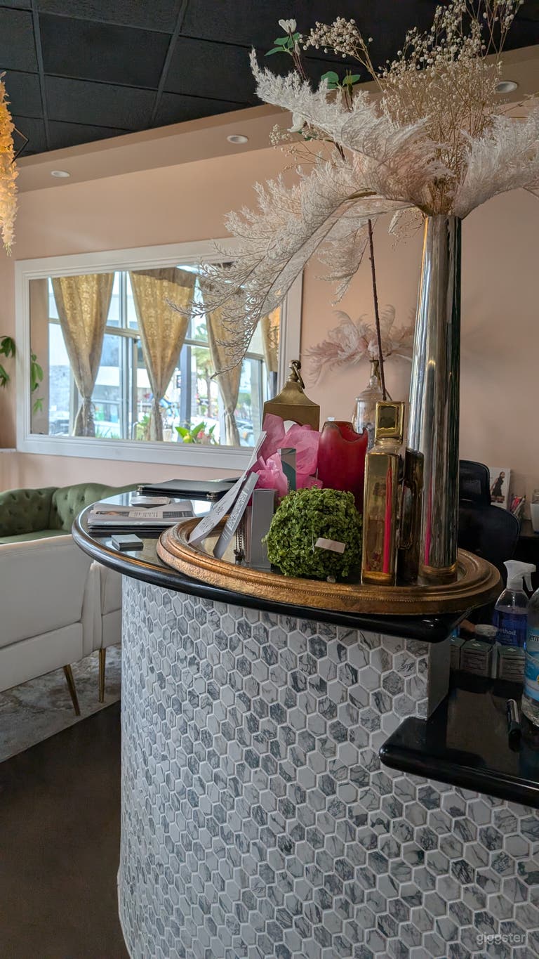  Cozy & Modern Workspace in Prime Location 